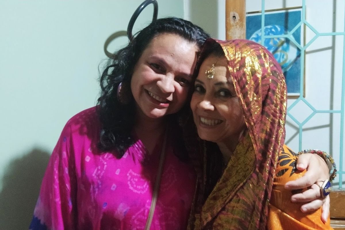 Marcela com sua professora de Yoga