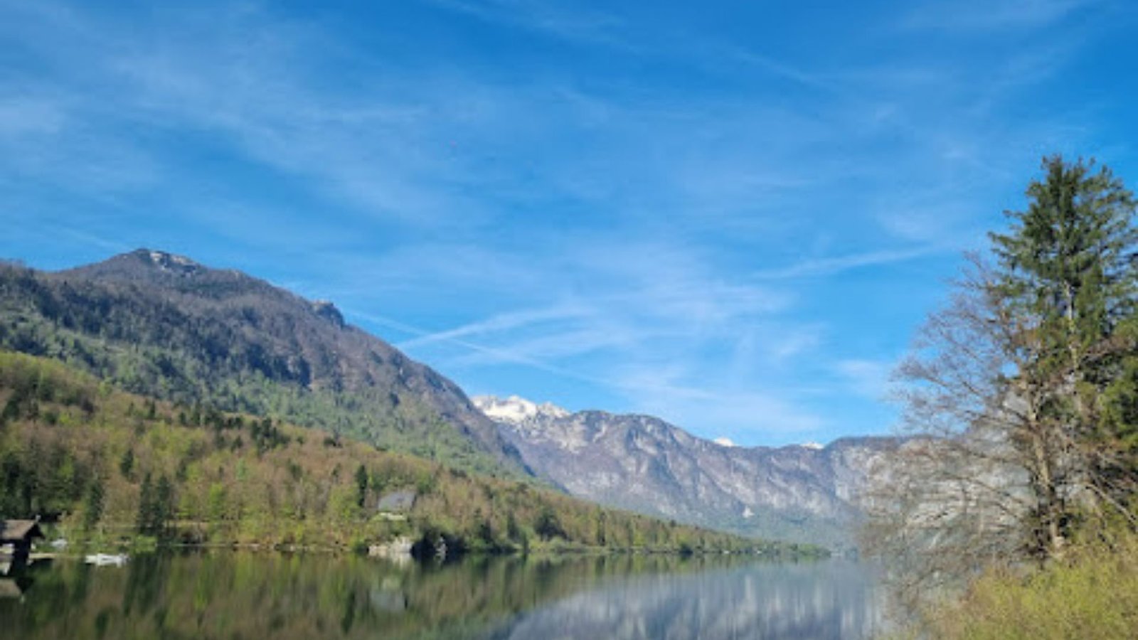Peregrinar pela Europa e contemplar as montanhas refletidas no lago em Bohinj, Eslovênia