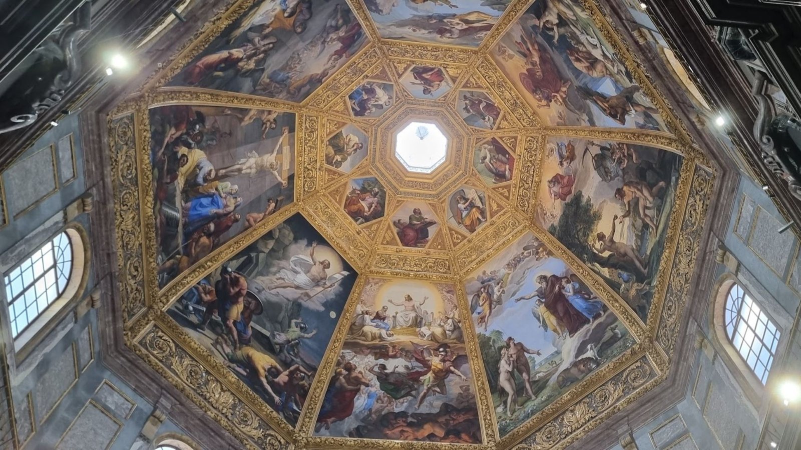 Peregrinar pela Itália e contemplar a cúpula pintada com cenas religiosas, símbolo de fé e arte