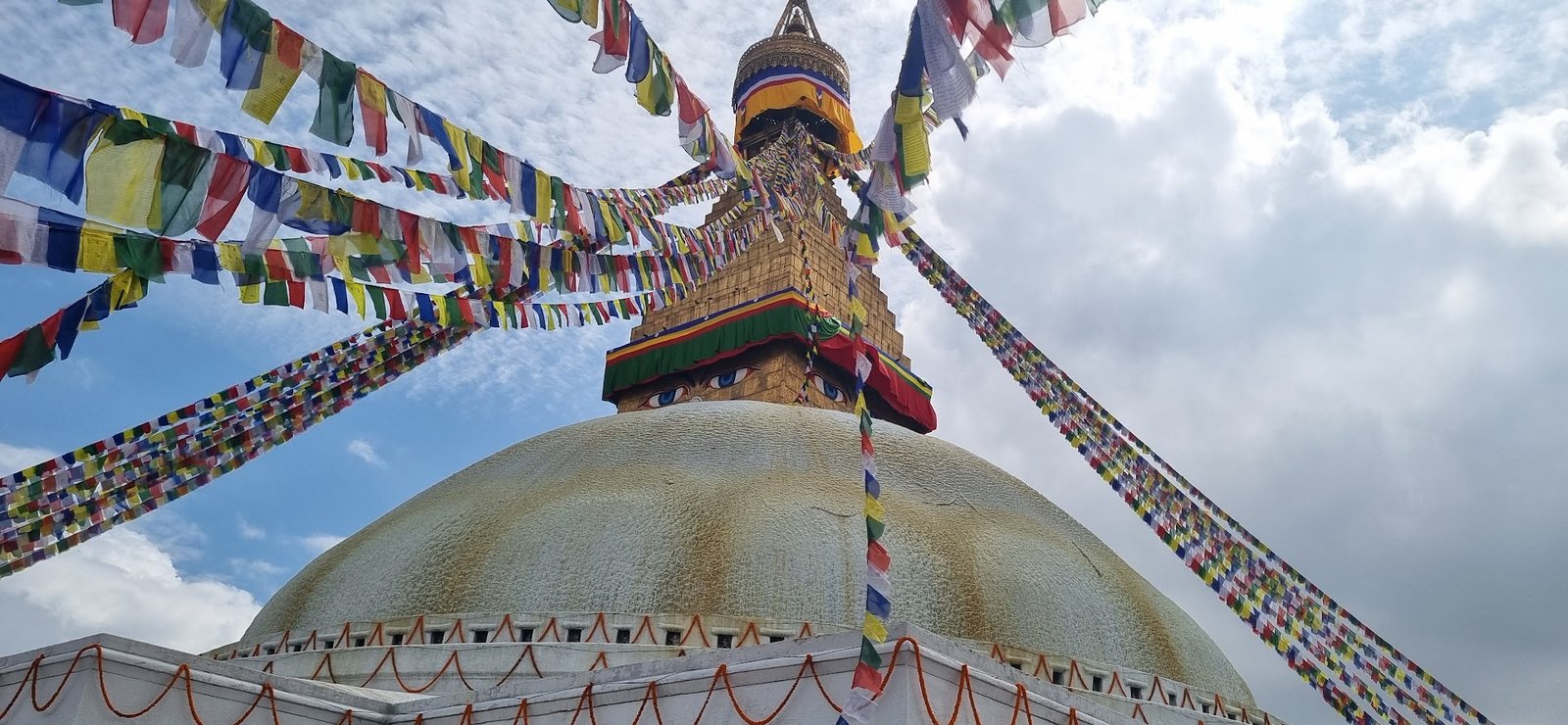 Peregrinar até Budha Stupa no Nepal, um local sagrado onde a espiritualidade é sentida com todos os sentidos