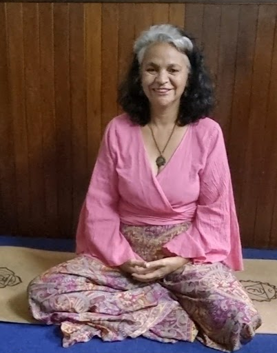 Vivência de Yoga Online com Marcela Dâmaris