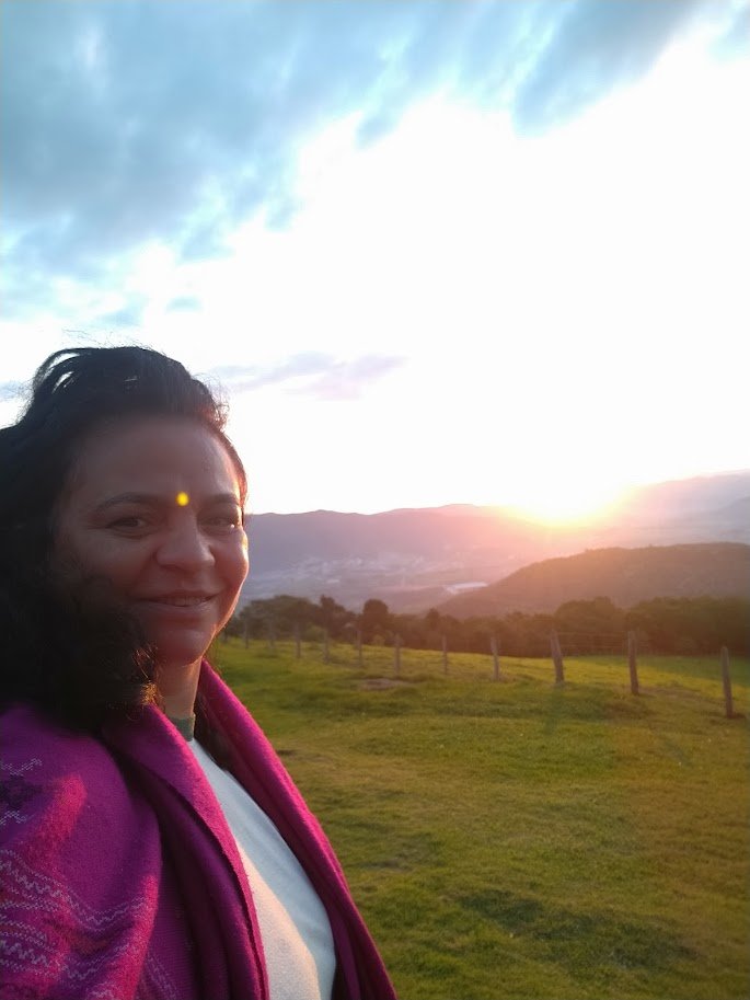 Marcela em momento de contemplação ao nascer do sol no Tao Tien