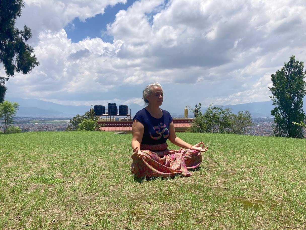 Marcela Dâmaris no mosteiro de Kopan durante sua trajetória no Yoga