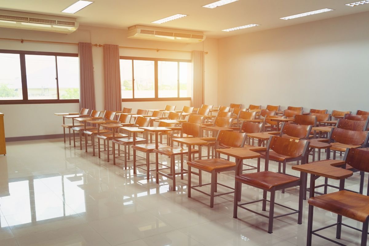 Entre a sala de aula e a sala interna: transição e silêncio