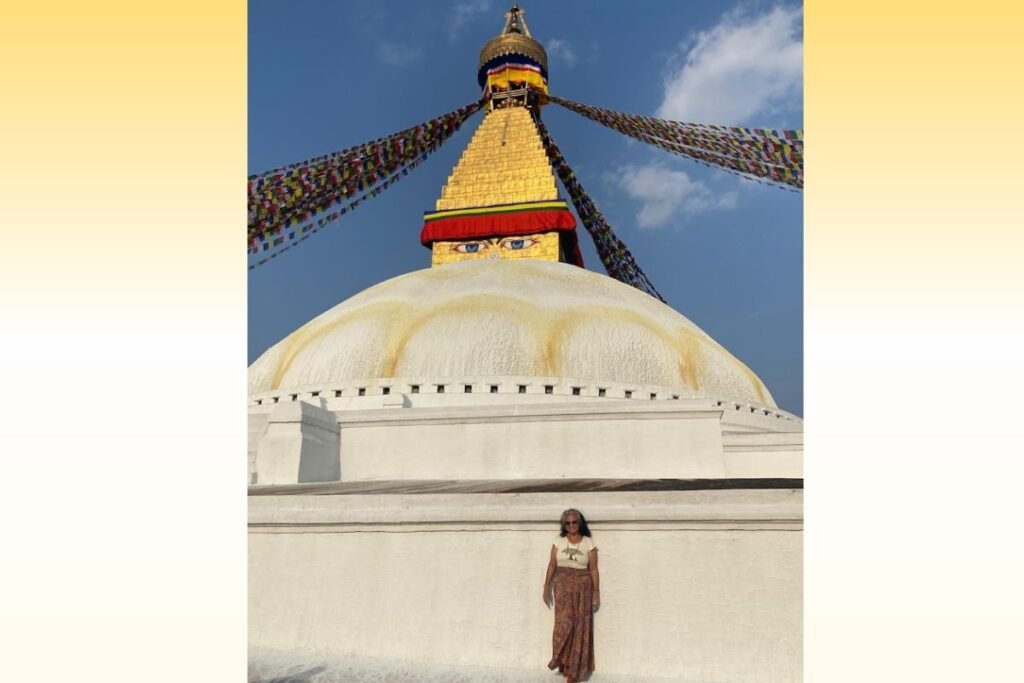 Marcela diante da Boudhanath Stupa em Kathmandu, centro espiritual do Nepal