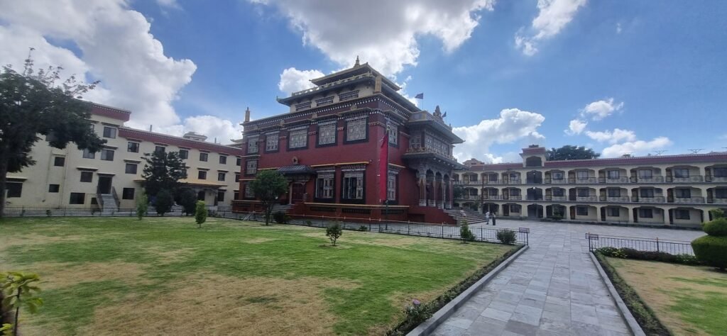 Visão panorâmica do Schen Monastery no Nepal, cercado por montanhas e natureza.