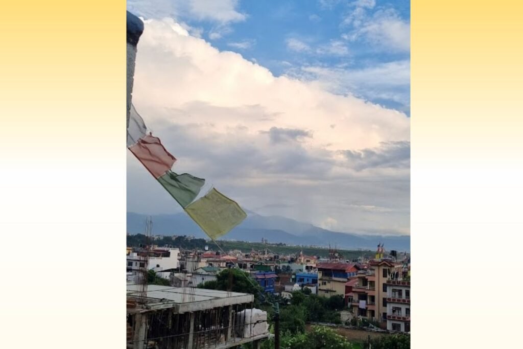 Vista de Kathmandu a partir da homestay — espiritualidade no cotidiano do Nepal
