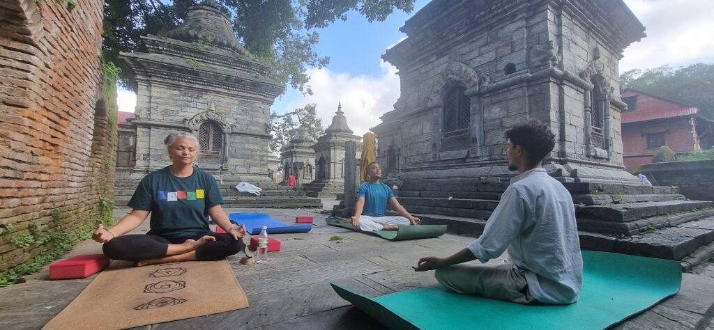 Mulher praticando Yoga no Templo Pashupatinath em Kathmandu, local sagrado dedicado a Shiva