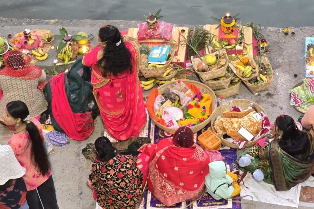 Ritual familiar às margens do Ganges em Rishikesh, gesto de devoção e conexão com o sagrado.