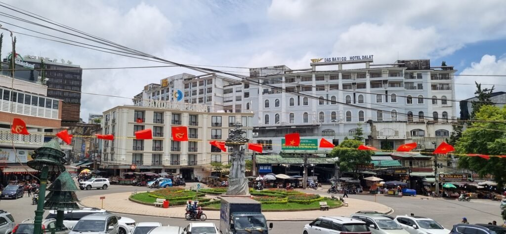 O vermelho das bandeiras, a força de um povo que floresceu da própria história