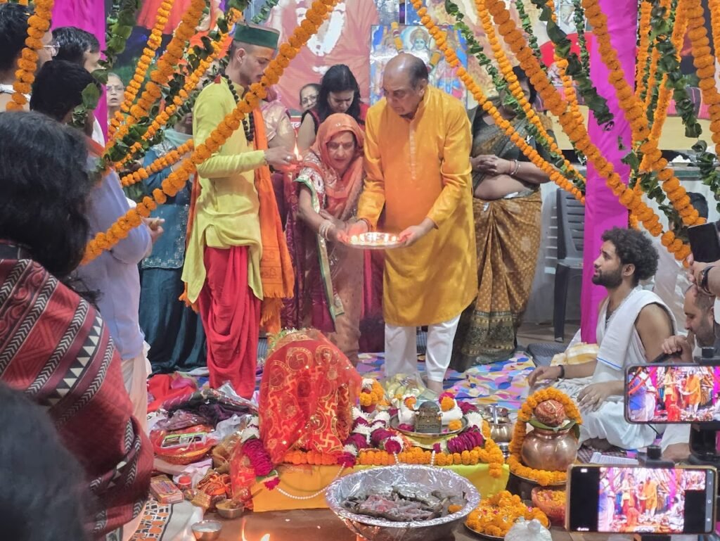Cerimônia simbólica em Rishikesh que celebra a união sagrada entre Vishnu e Tulsi, representação da harmonia divina.