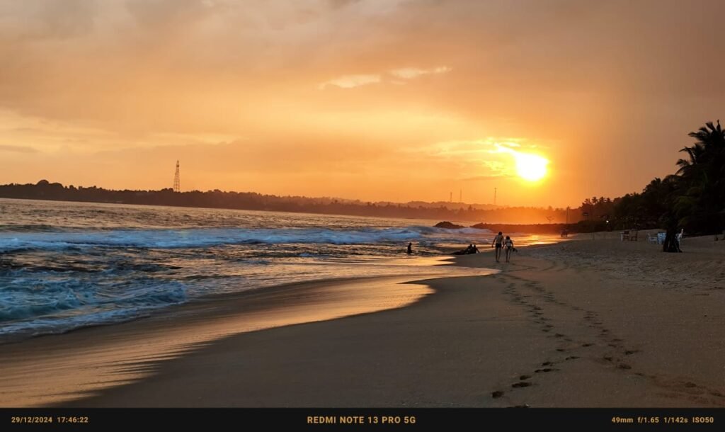 Pôr do sol na praia do Sri Lanka, momento de contemplação e ritual pessoal de presença.