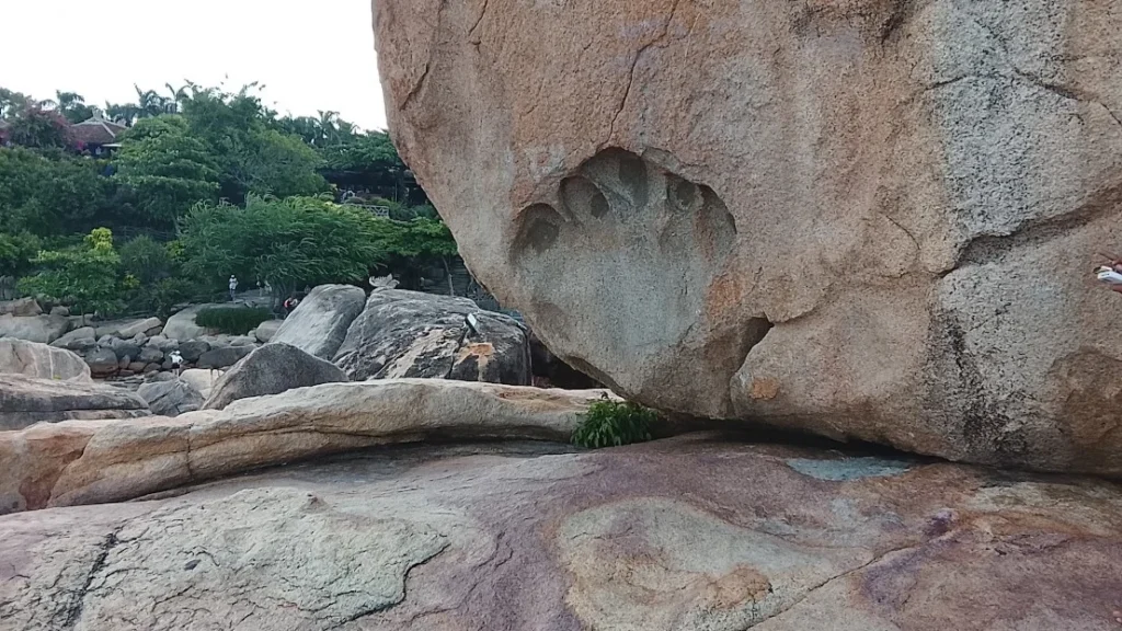 Promontório Hon Chong em Nha Trang, formação rochosa à beira-mar com vista para o oceano e marcas naturais nas pedras.