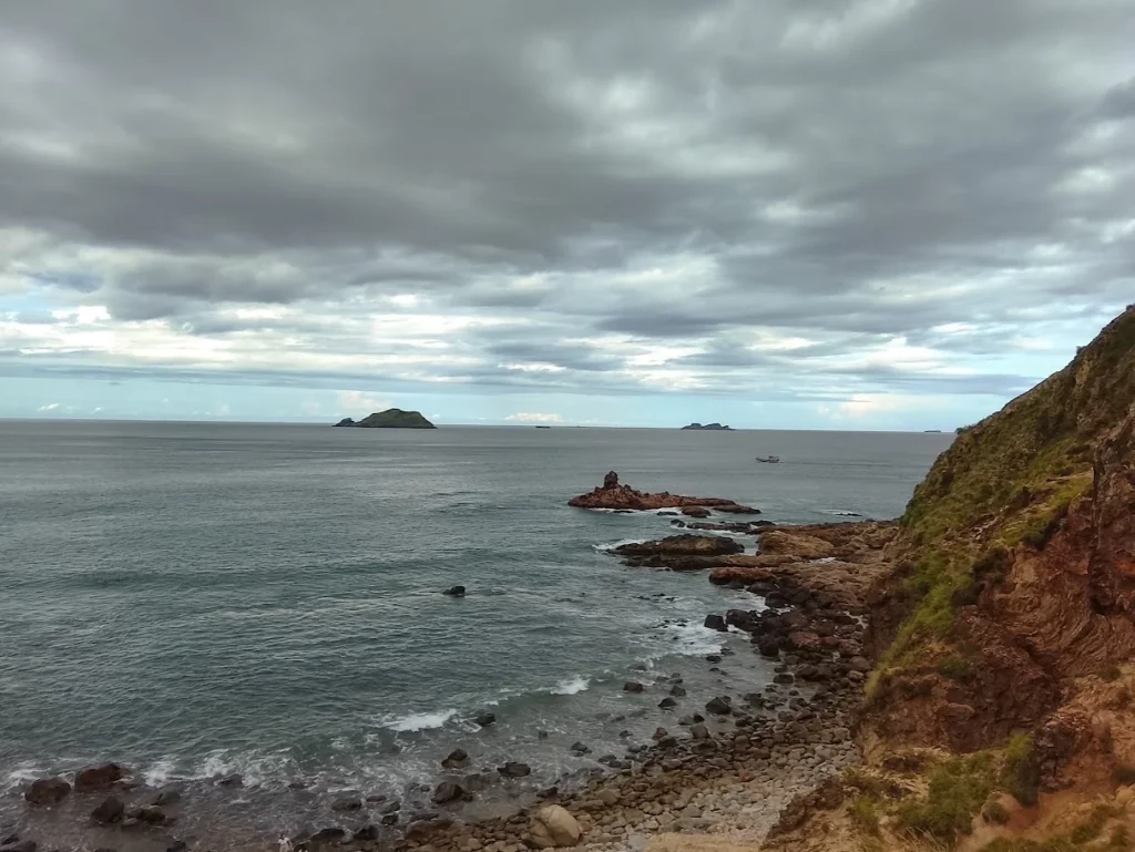 Vista do mirante de Eo Gio, em Quy Nhon, com falésias rochosas e o mar aberto do Vietnã Central ao fundo.