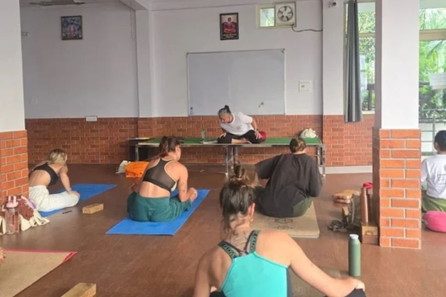 Prática de Yoga conduzida por Marcela Dâmaris