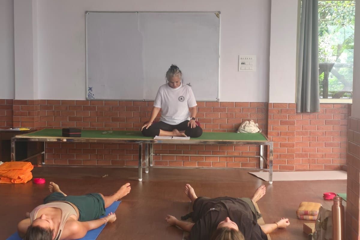 Marcela Dâmaris conduzindo uma prática de Yoga