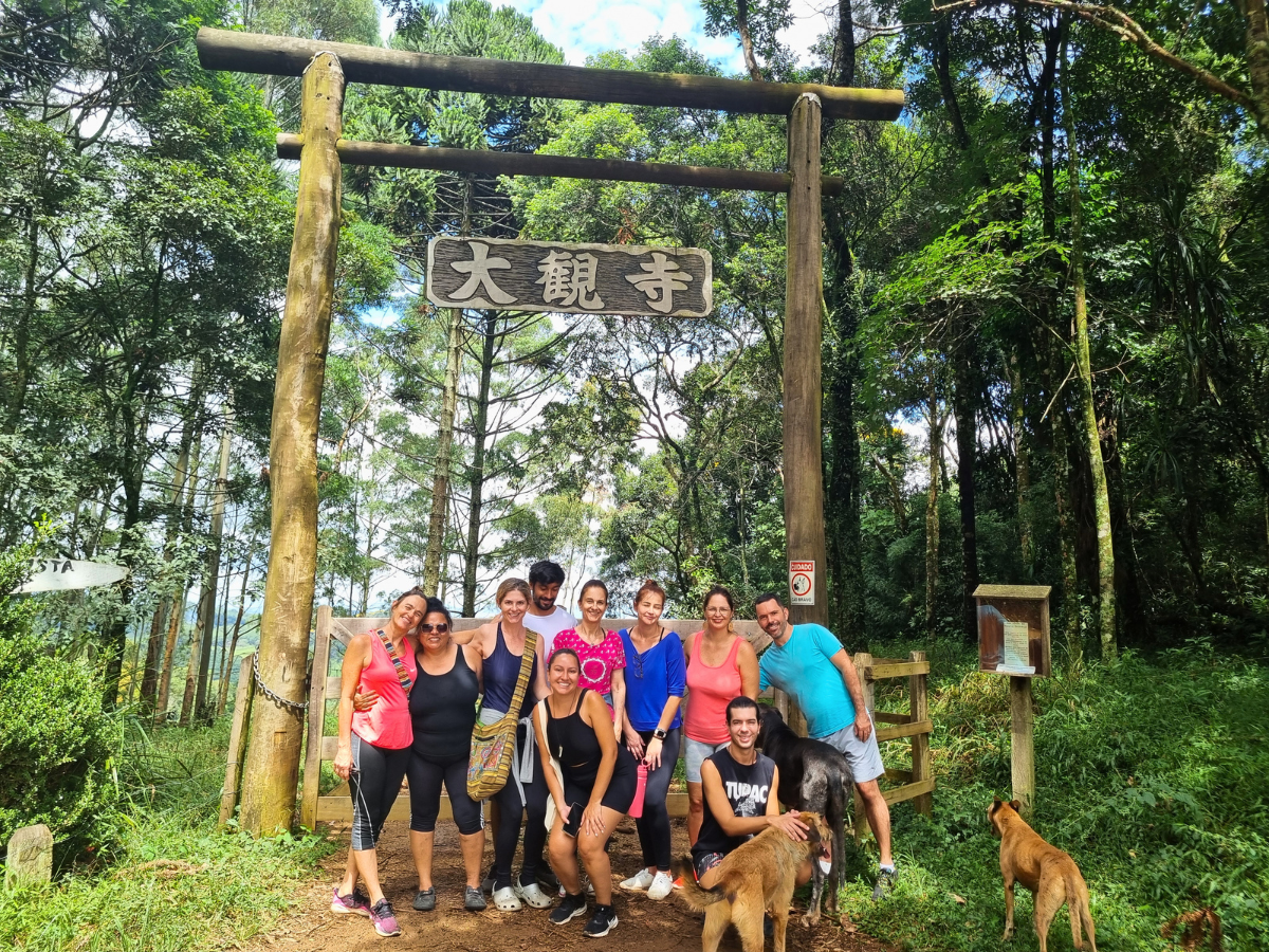 Participantes do Retiro Devocional reunidos na entrada do Tao Tien