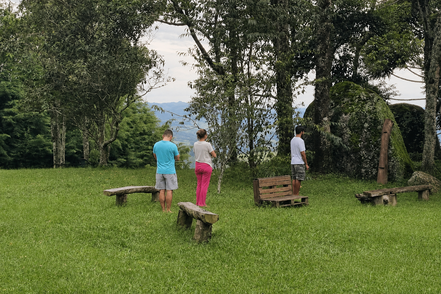 Participantes de um retiro em contemplação diante da natureza