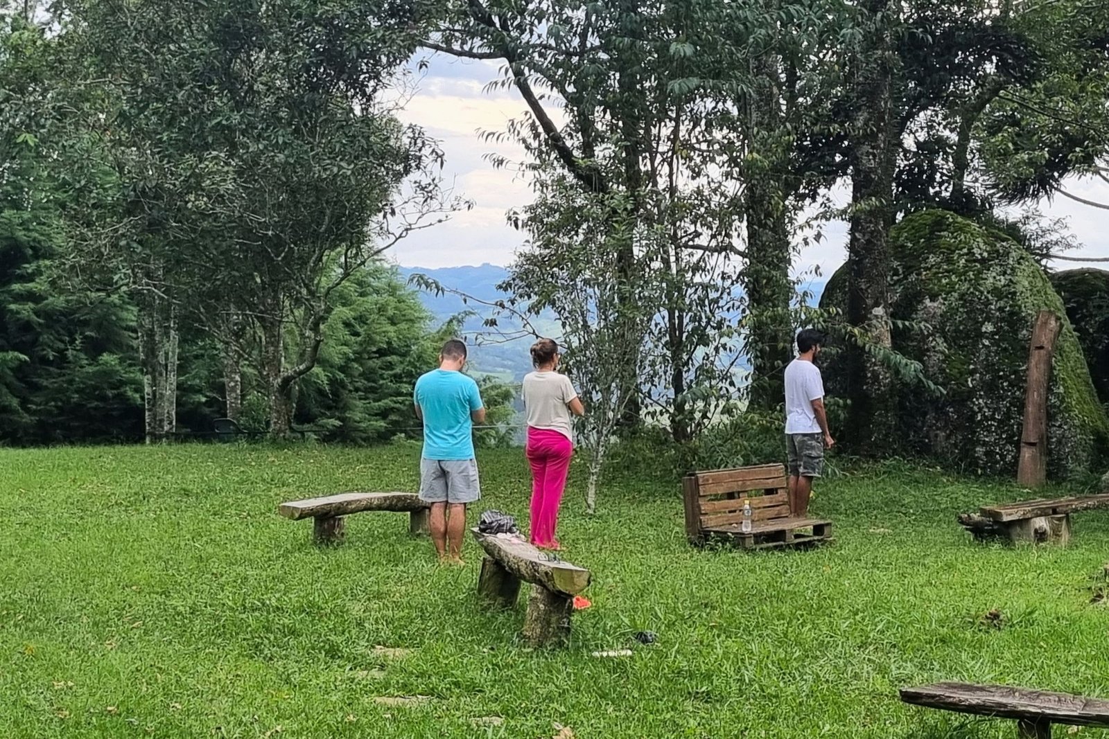 Participantes em silêncio no jardim do Tao Tien durante o Retiro Devocional