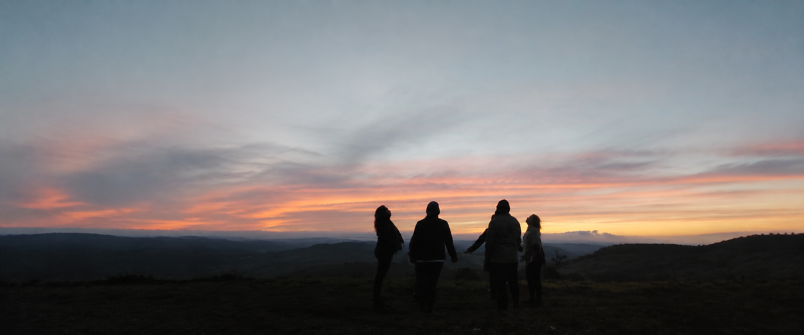 Participantes de um retiro contemplam o pôr do sol no Tao Tien