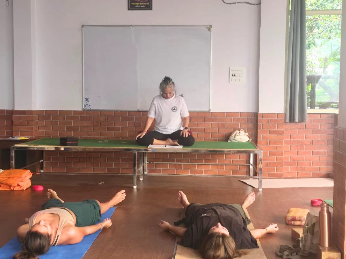 Marcela em momento de prática e presença