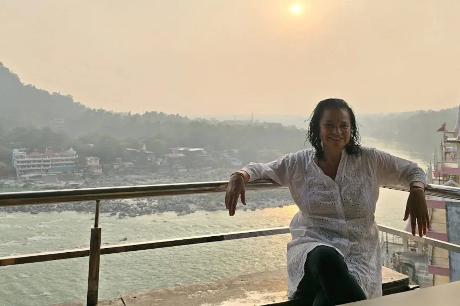 Marcela Dâmaris em Rishikesh, com o rio Ganges e as montanhas ao fundo