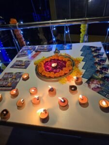 Pequenas lamparinas de barro acesas durante o Diwali em Rishikesh