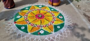 Rangoli circular feito com flores e pós coloridos durante o Diwali em Rishikesh.