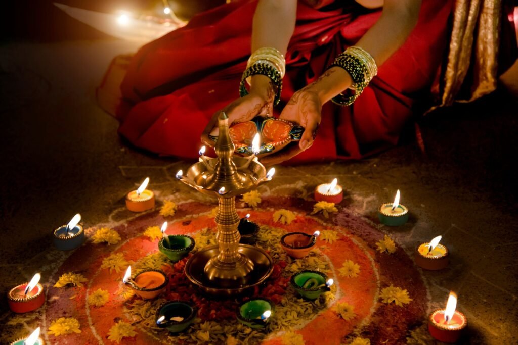 Diyas acesas durante uma celebração de Diwali, o Festival das Luzes.